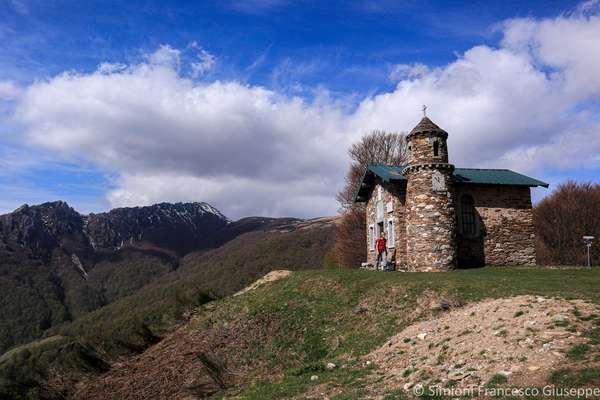 Cima di Fojorina chiesetta sulla carrareccia