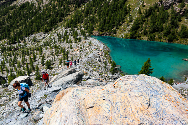 Val dAyas Lago Blu salendo sulla morena