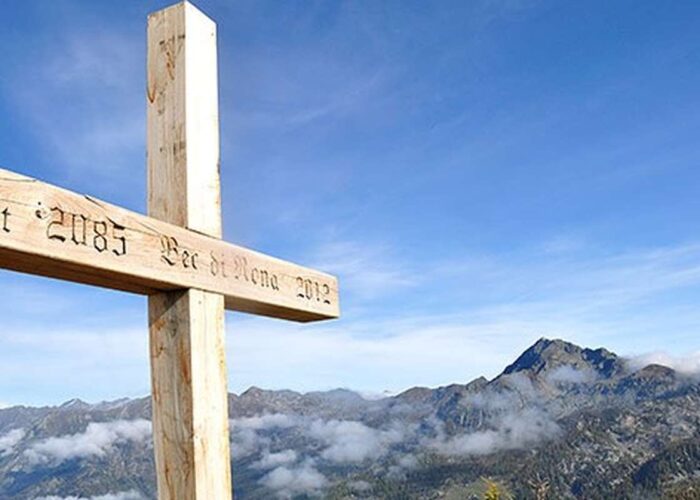 Trekking Vetta tra Piemote aosta Cima 3000 Val Aosta Zainoinspalla Lifeintrek Becca di Nona Trek Hike 3000 Montagna Croce di vetta in legno