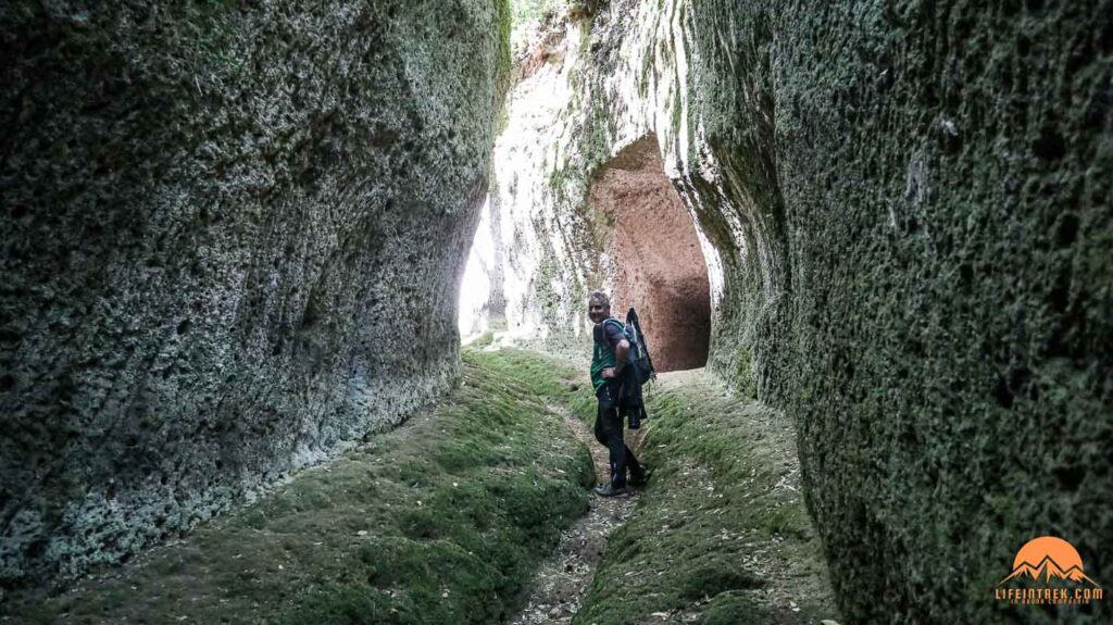 Trek Vie Cave Sorano Pitigliano Sovana Toscana Lifeintrek Trekking Milano Legnano Zainoinspalla