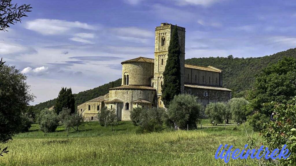 Trekking in Toscana, da Sant'Antimo a Montepulciano passando da Bagno Vignoni e Pienza per una Val d'Orcia Inedita tra pievi e cipressi.