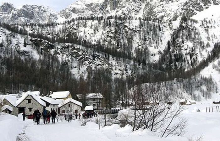 Ciaspolata Monte Cazzola ciaspolare all' Alpe Devero un' escursione con le ciaspole, Lifeintrek gruppo ciaspolate con Partenza da Milano.