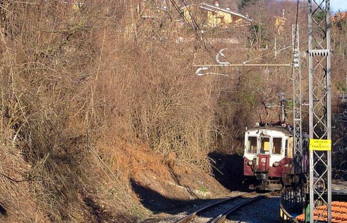 Ferrovia scartamento ridotto Caselle escursioni sui monti Liguri con gruppo trekking Lombardia Lifeintrek arrivare al balcone di Genova