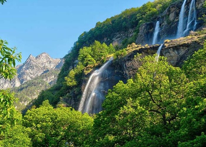 Sentiero dentro Cascata Acquafraggia Cosa fare in Valchiavenna