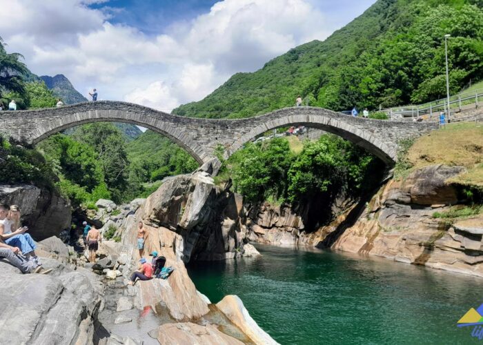 Ponte Dei Salti Rio Val Verzasca Lavertezzo gruppo trekking Svizzera Pavia