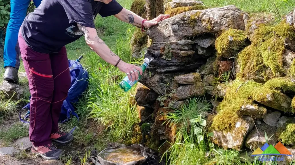 Idratarsi In Montagna Trekking Acqua Bere Durante l'attività Fisica