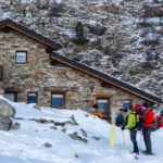 Rifugio Lago Muffè, un ristoro un sentiero ed un lago ghiacciato, un viaggio tra i rifugi, sentieri Parco Del Monte Avic oltre al Barbustel