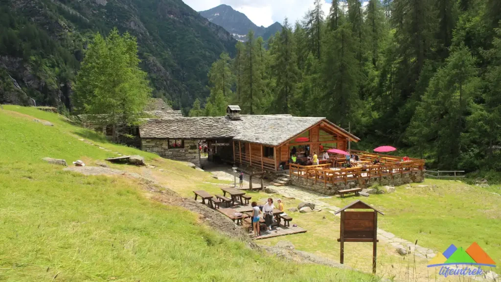 Parco Alta Valsesia, rifugi, sentieri ed itinerari, Rifugio Pastore Alpe Pile, Barba Ferrero, Crespi Calderini Alpe Bors sotto il Monte Rosa